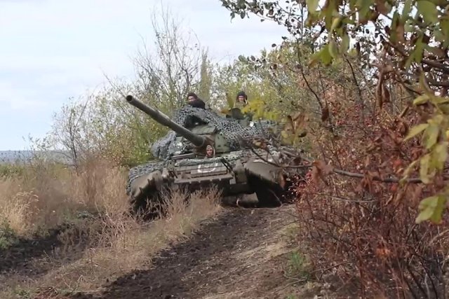Танки Т-80БВ уничтожили укрепрайоны и блиндажи ВСУ на купянском направлении