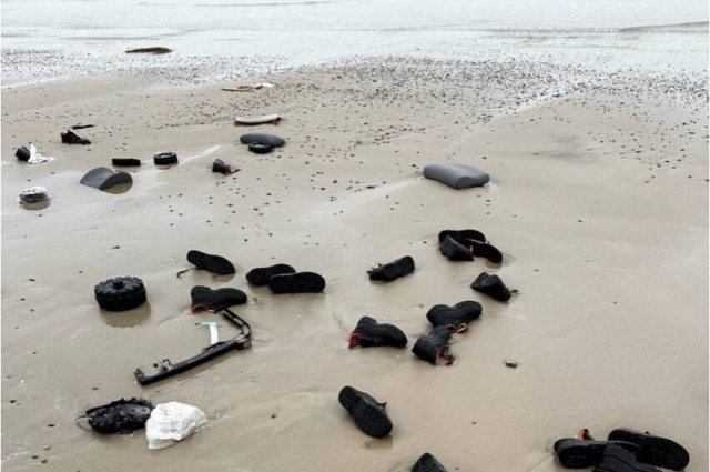 Тысячи ботинок с судна Maersk заполонили пляжи Дании из-за шторма «Пиа»