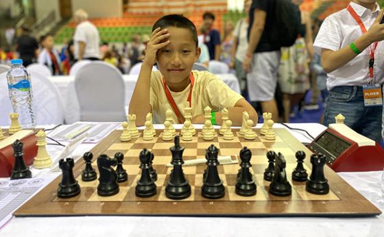 Восьмилетний российский шахматист выиграл первую партию на ЧМ по рапиду