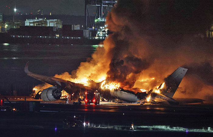 Самолет авиакомпании JAL загорелся в токийском аэропорту