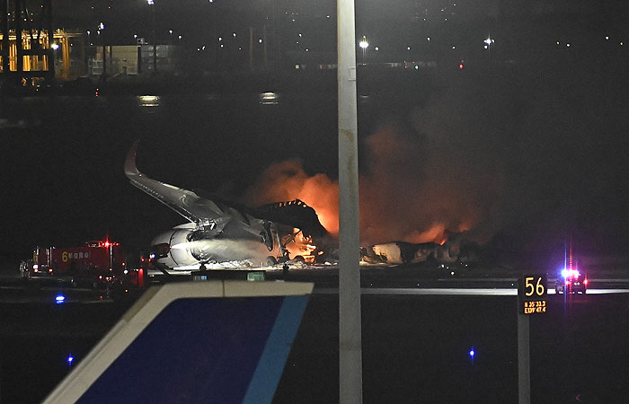 Столкновение самолетов в токийском аэропорту привело к гибели пяти человек