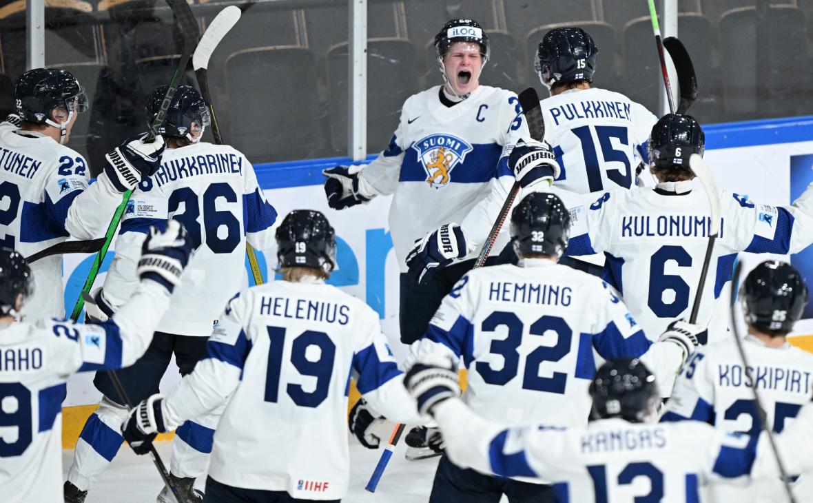 Сборная Финляндии стала первым полуфиналистом молодежного ЧМ по хоккею
