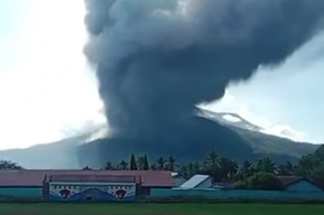 В Индонезии эвакуировали 2200 человек из-за активности вулкана Левотоби
