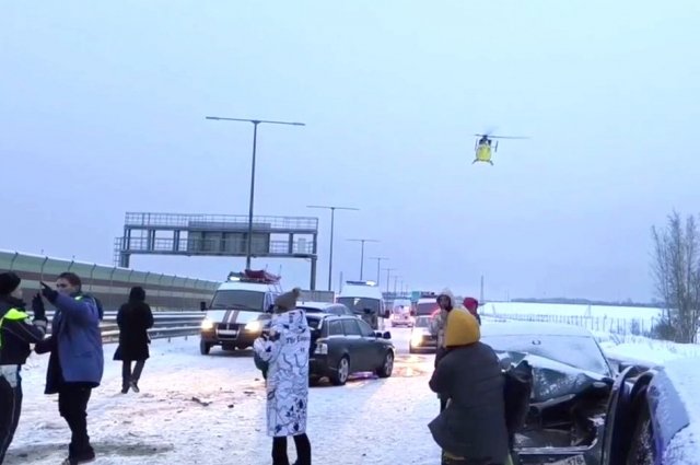 Пострадавших в массовом ДТП под Новгородом эвакуируют с помощью вертолетов