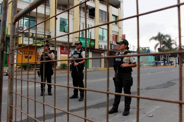 Заключенные удерживают в заложниках 178 сотрудников тюрем Эквадора