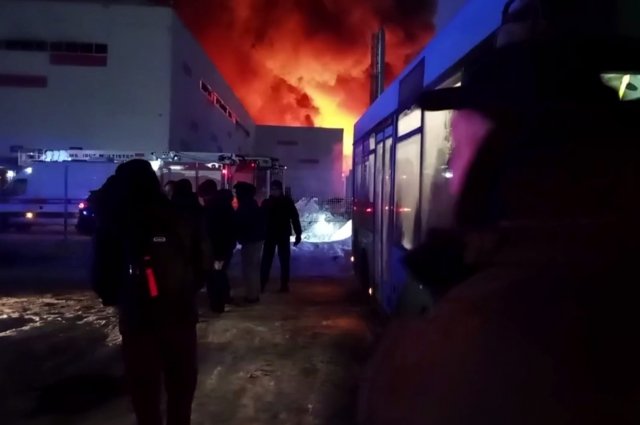 Mash: из горящего в Петербурге склада Wildberries эвакуировали всех людей