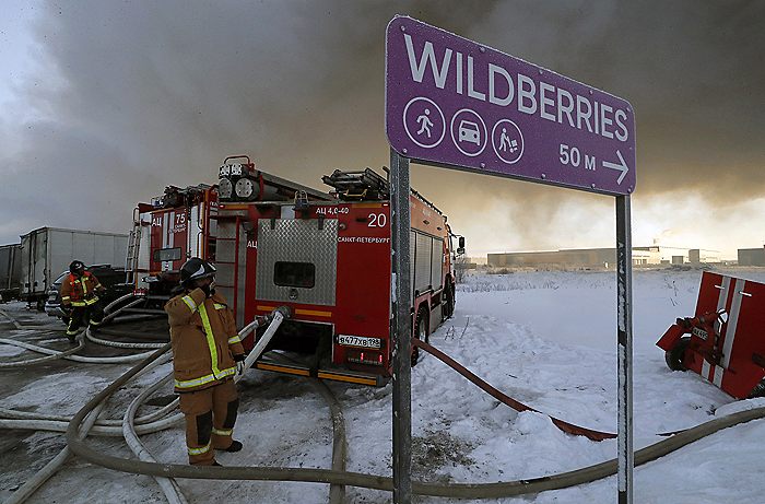Площадь пожара на складе Wildberries в Шушарах сократилась до 4 тыс. кв. м