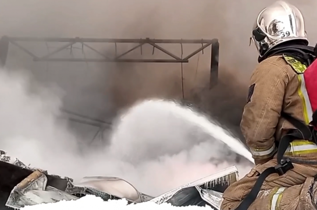 Пожарные ликвидировали открытое горение на складе Wildberries в Петербурге