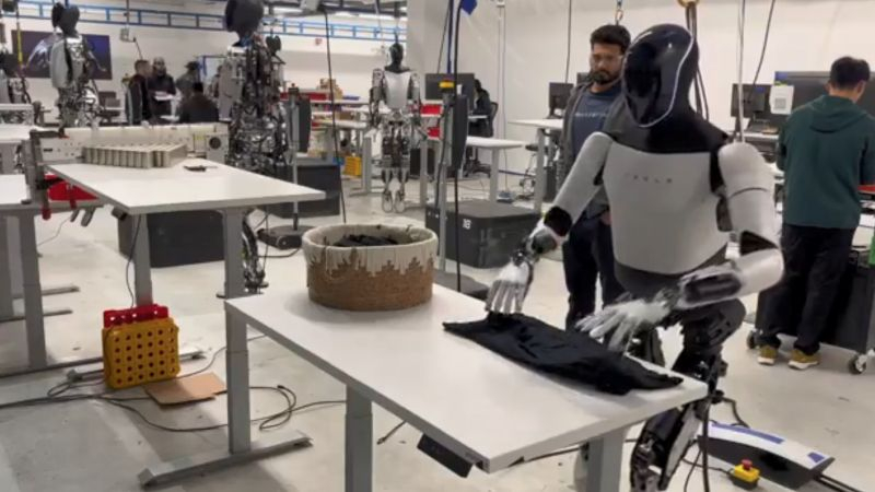 Илон Маск показал, как человекоподобный робот Tesla Optimus складывает футболку на столе