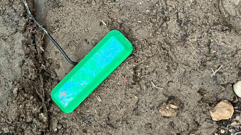 Учёные создали микробные батарейки, которые для работы нужно просто воткнуть в грязь