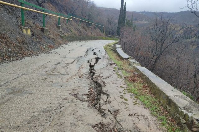 В Крыму перекрыли участок дороги из-за ливней и оползня
