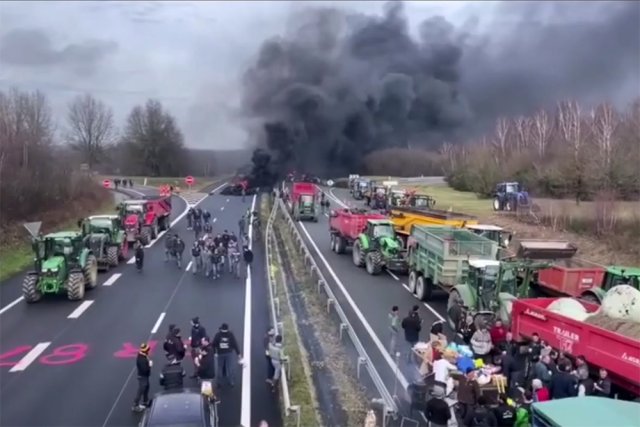 Во Франции машина врезалась в пикет фермеров, 3 человека погибли
