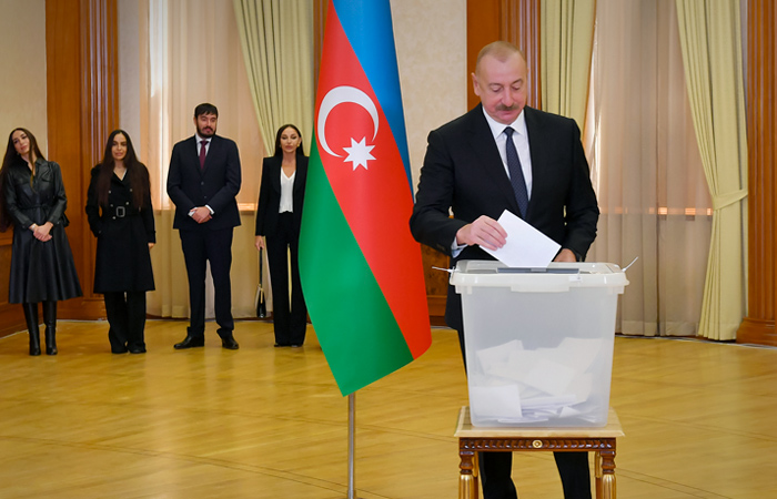 Данные экзит-пола указывают на лидерство Алиева на выборах в Азербайджане
