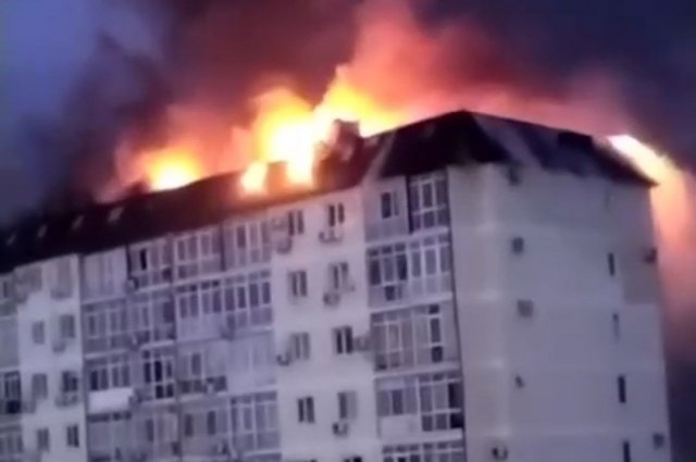 МЧС: в Анапе горит мансарда 11-этажного жилого дома