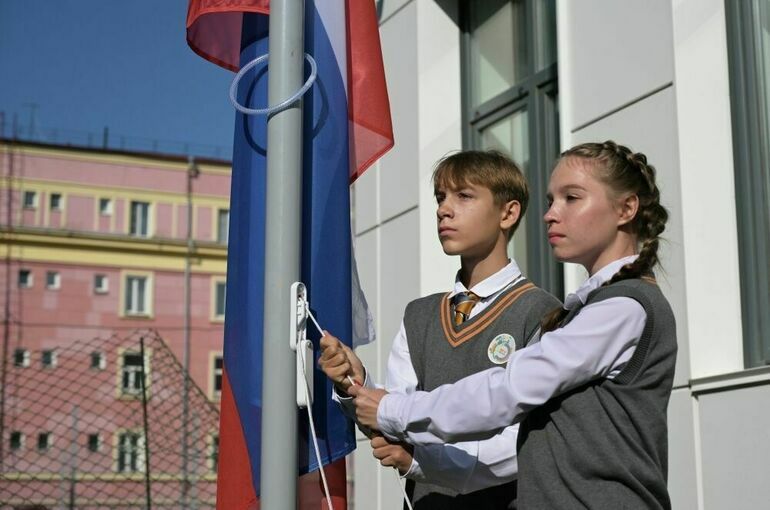 В Комитете Госдумы поддержали размещение флага России на детсадах и вузах