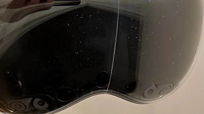 Владельцы AR/VR-гарнитуры Apple Vision Pro жалуются на идентичную трещину на защитном стекле устройства