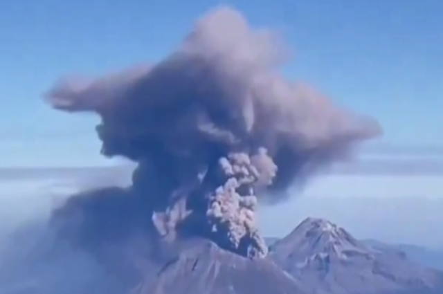 В Мексике началось извержение вулкана Попокатепетль
