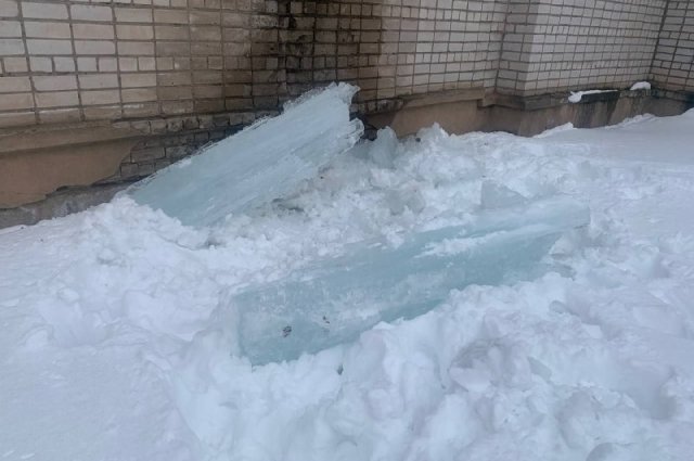 Глыба льда придавила ребенка у школы в Кирове