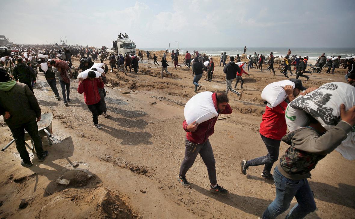 Десятки палестинцев погибли в очереди за гуманитарной помощью в Газе