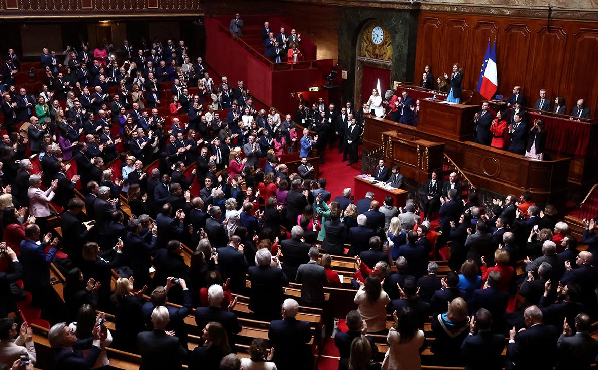 Франция первая в мире закрепила право на аборт в Конституции
