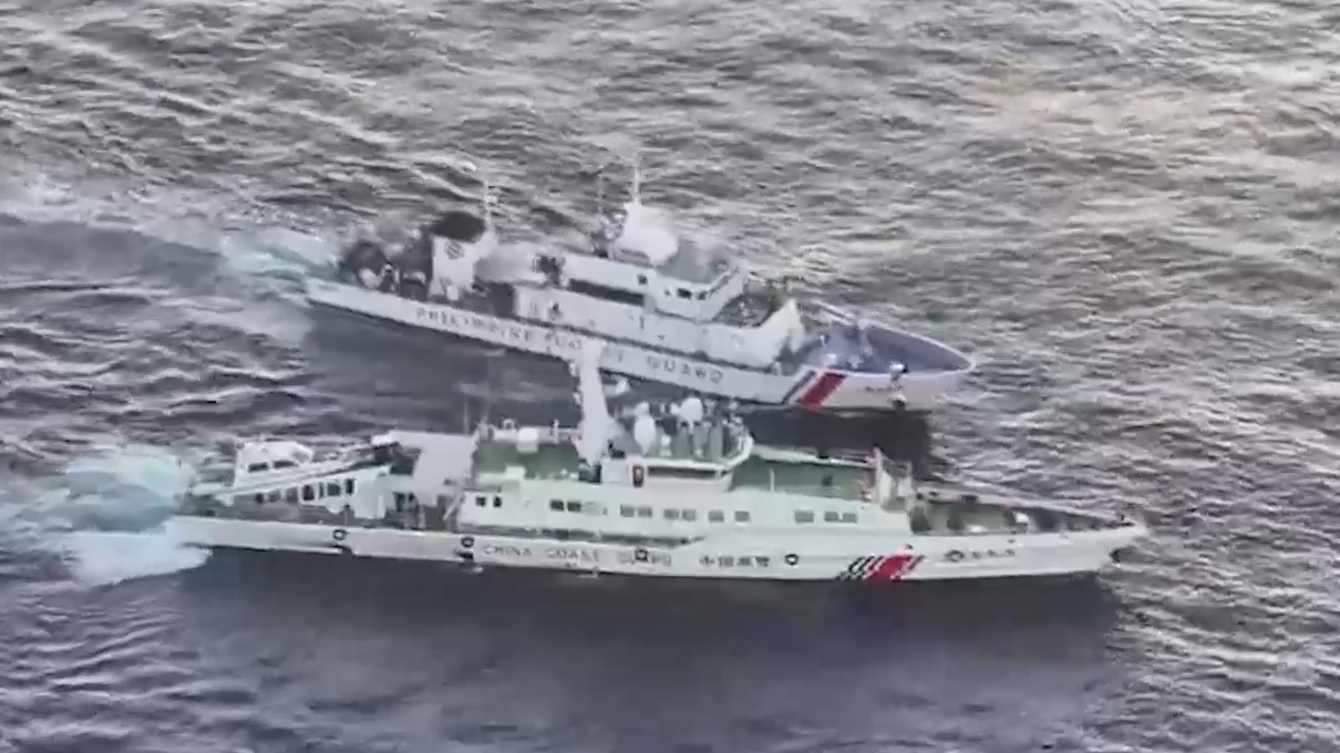 Судно береговой охраны Филиппин столкнулось с китайским кораблем. Видео