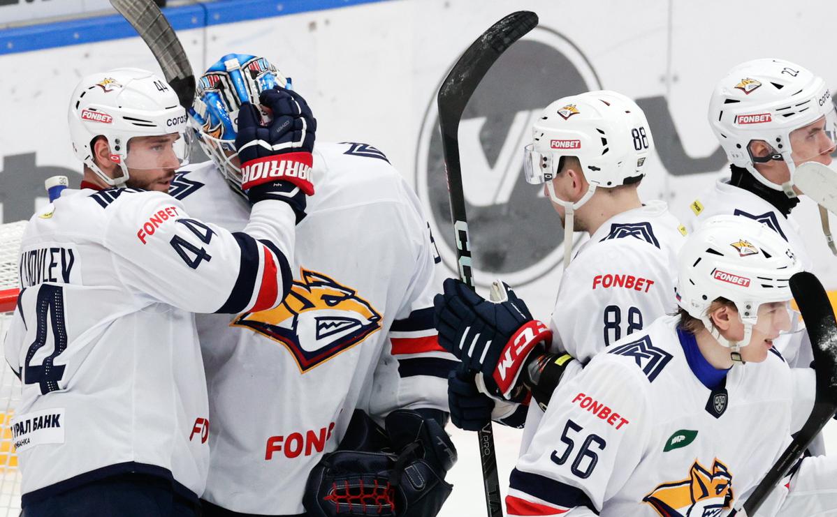 «Металлург» выиграл второй матч у «Амура» в первом раунде плей-офф КХЛ