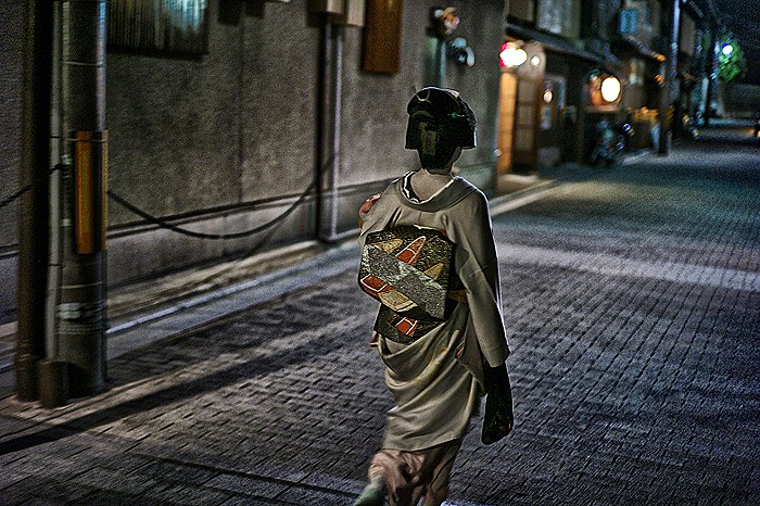 Власти Киото запретили туристам проход в ряд районов из-за приставаний к гейшам