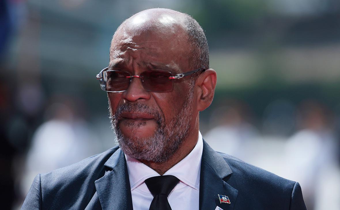 Не сумевший вернуться на Гаити премьер решил подать в отставку