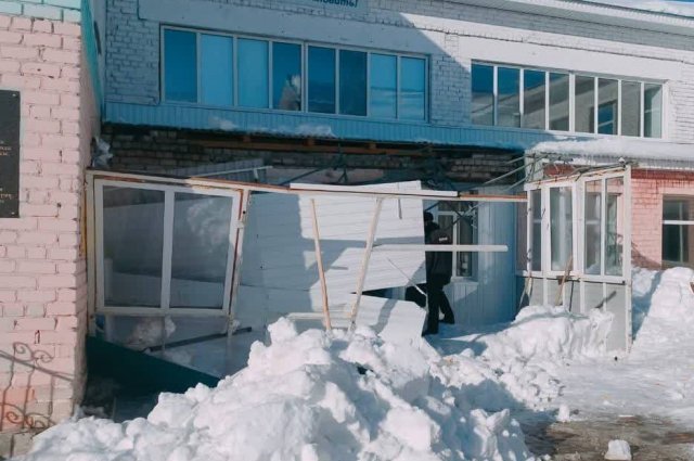 В Татарстане ученица пострадала при обрушении крыши тамбура школы
