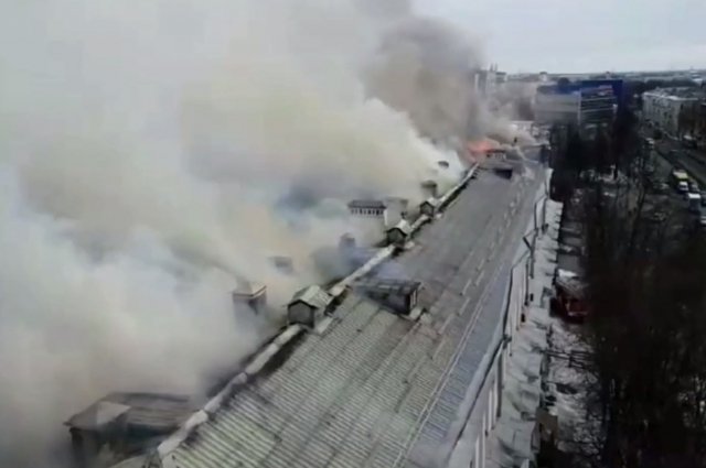 В Ярославле загорелась кровля многоэтажного дома