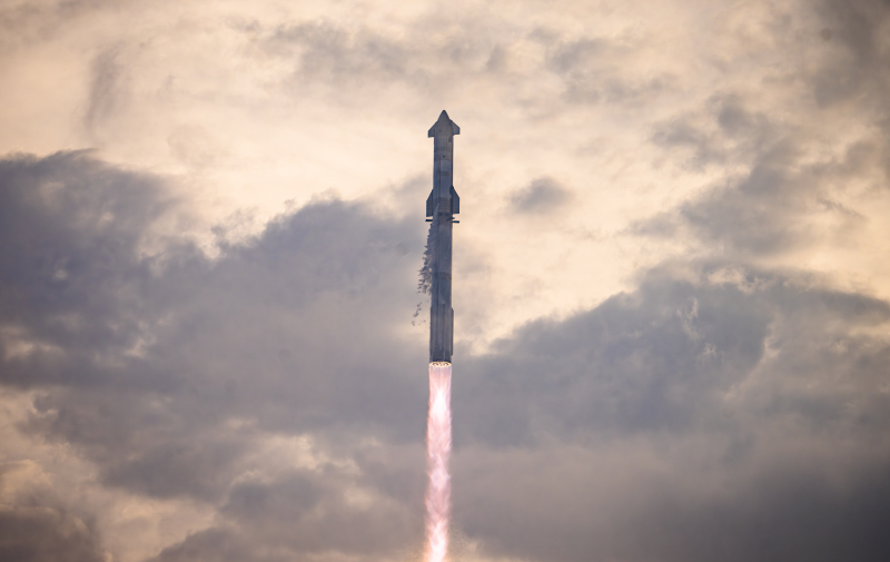 SpaceX Starship выполнил первый успешный полёт в космос, но в самом конце корабль потеряли