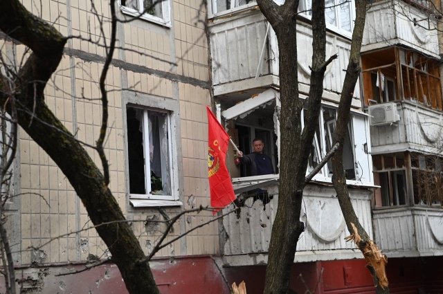 Мэр Белгорода показал фото мужчины с красным флагом на разрушенном балконе