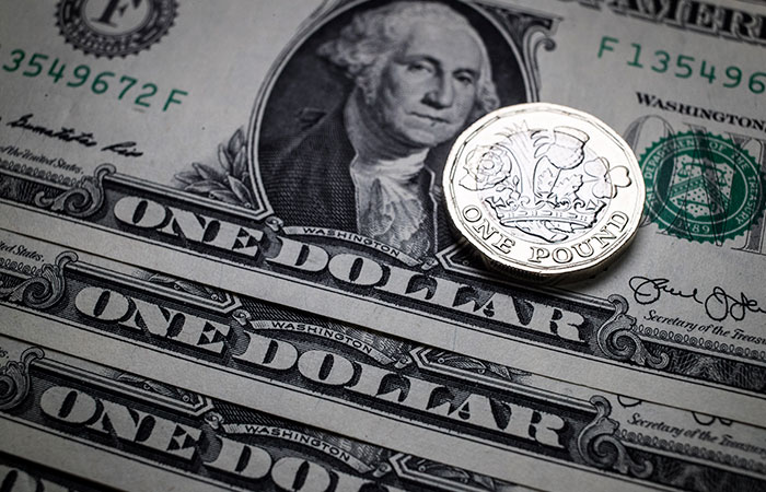 Доллар подешевел на "Мосбирже" почти на 40 копеек, евро - на 36,25 копейки