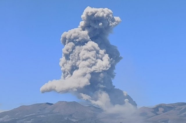 На курильском вулкане Эбеко произошел пепловый выброс