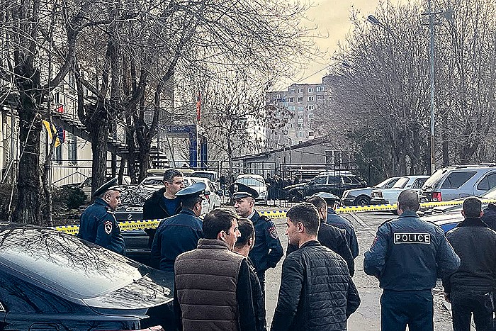 Двое напавших на участок полиции в Ереване госпитализированы с ранениями
