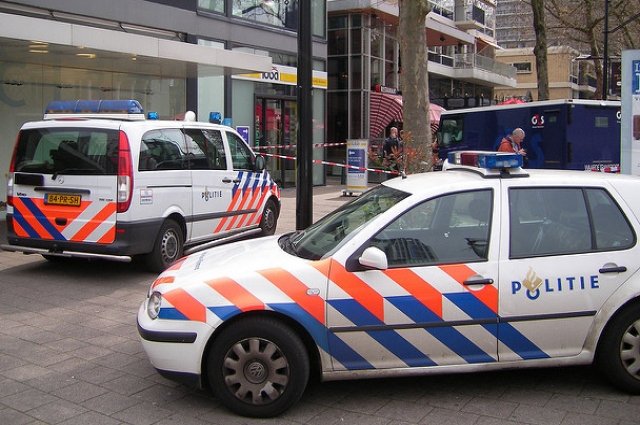 Неизвестный взял в заложники людей в кафе в Нидерландах