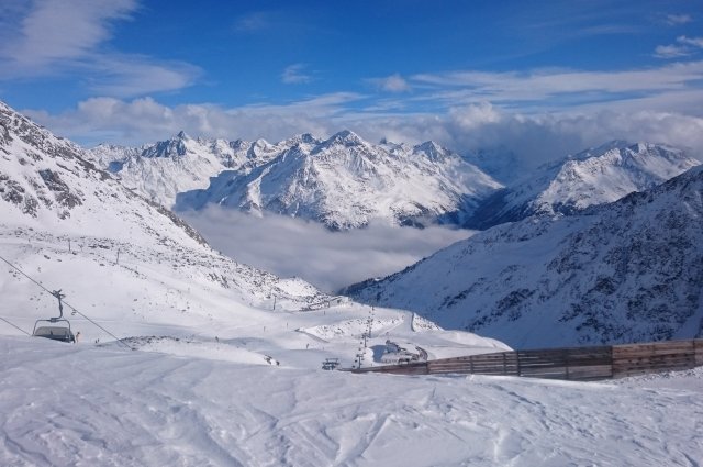 В Альпах при крушении вертолета с туристами погибли три человека
