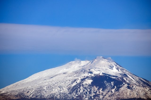 Крупнейший вулкан Европы Этна начал выпускать «дымовые кольца»