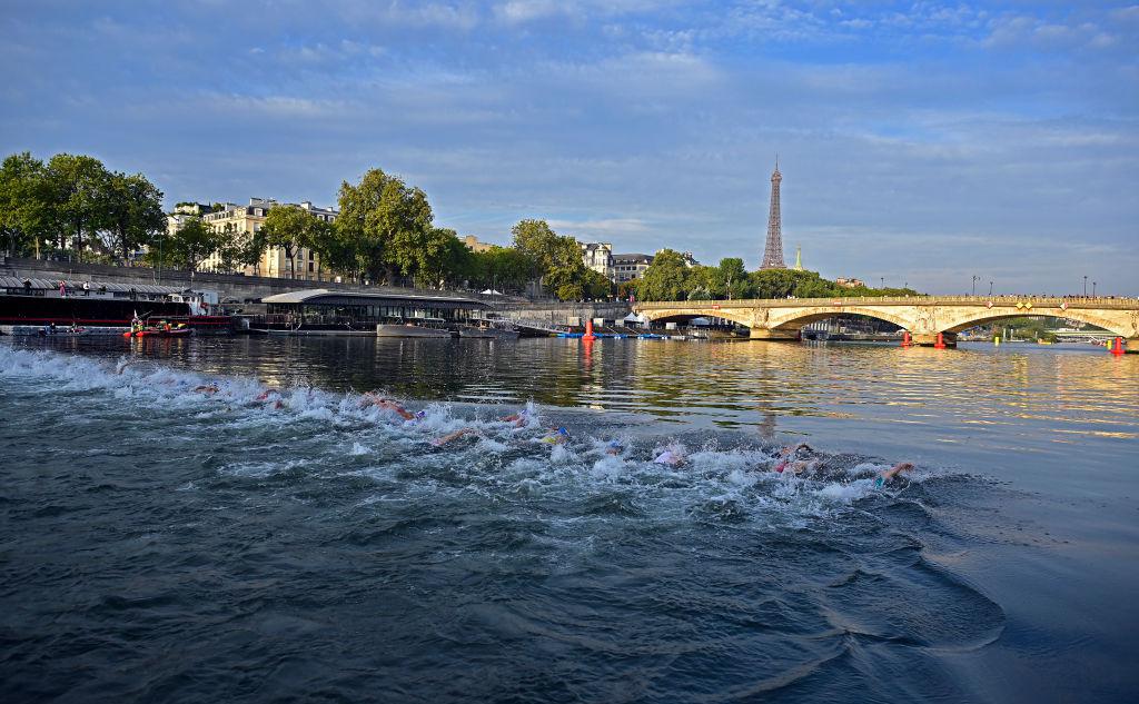 Во Франции назвали воду в Сене опасной для спортсменов на Олимпиаде