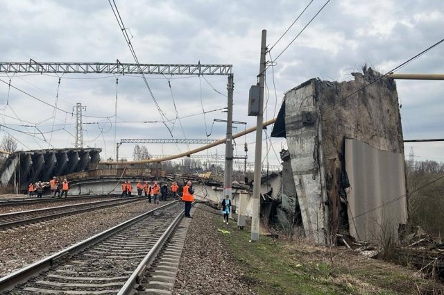 Более 10 поездов отправили в обход из-за обрушения моста в Вязьме