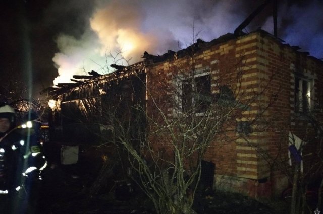 Пять человек погибли при пожаре в частном доме в Воскресенске