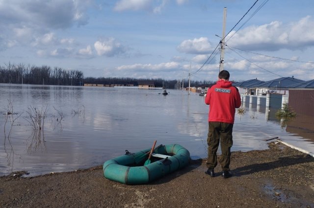В затопленном СНТ в Оренбурге спасли двух тонувших на лодке людей