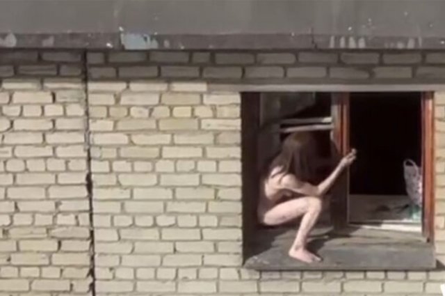 В Екатеринбурге спасли женщину, которая залезла в проем окна без одежды