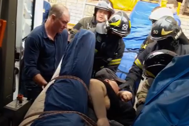 Появилось видео спасения из заточения в квартире москвича весом 300 кг