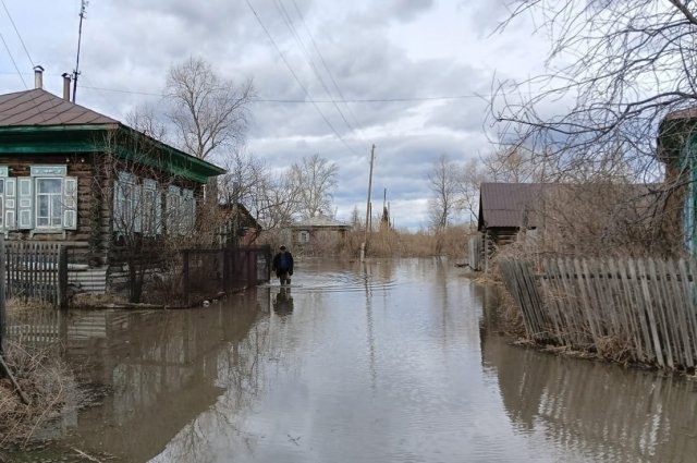 В Курганской области вода начала затапливать села Притобольного района