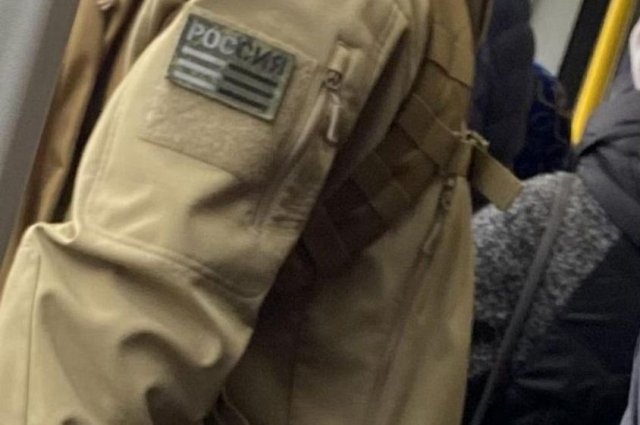 Полиция Риги разыскивает мужчину в куртке с шевроном «Россия»