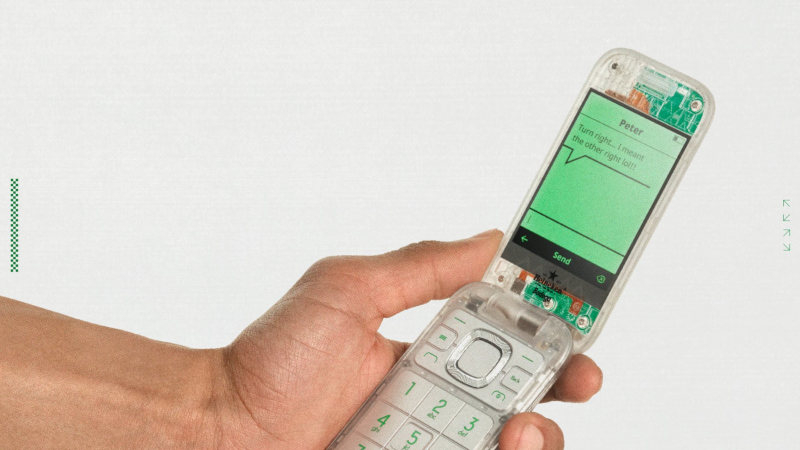 HMD и Heineken выпустили раскладушку Boring Phone с прозрачным корпусом и кнопками