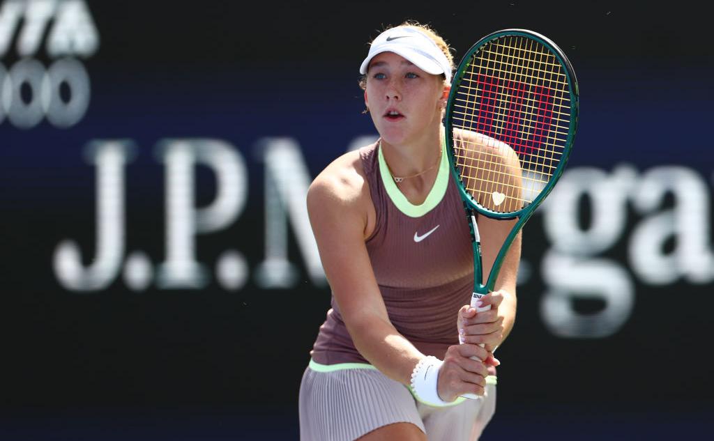 Мирра Андреева вышла в четвертьфинал теннисного турнира в Руане