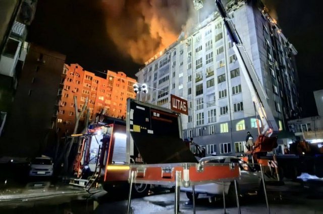 В Новосибирске горит кровля многоэтажного жилого дома