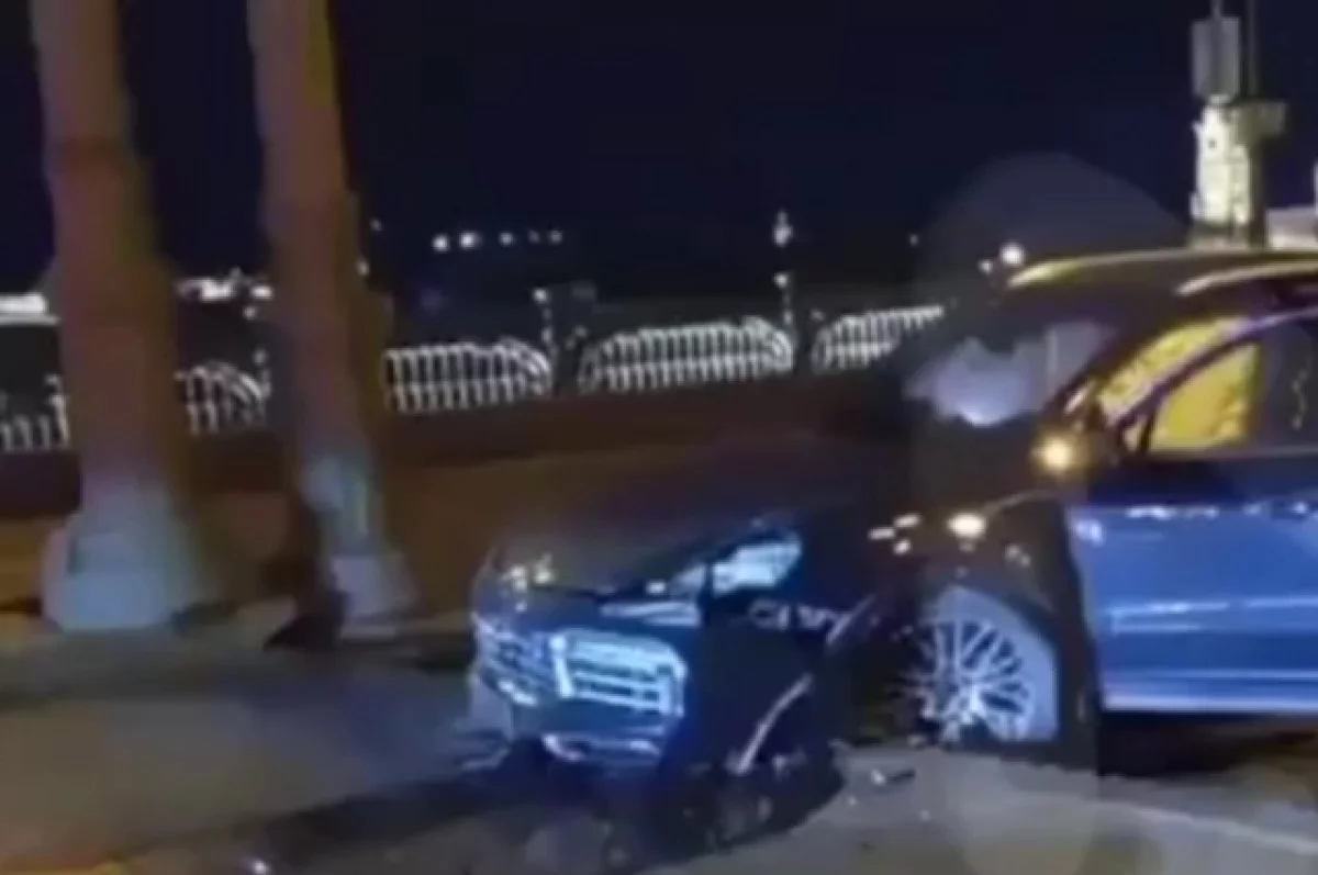 Mash: в Петербурге попал в ДТП Porsche, поехавший по разведенному мосту